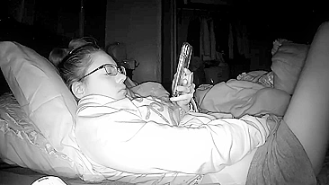 Irmã encantadora goza sem saber que é pega se masturbando