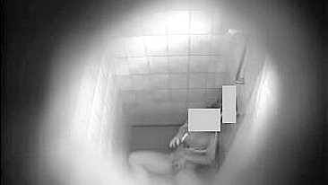 Mãe madura brinca com jato d'água e é pega se masturbando no banho