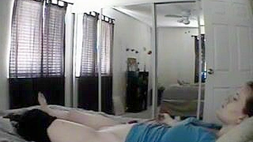 Nova aventura pra mamãe quando a MILF é pega se masturbando na cama