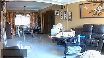 Irmã asiática fica nua pra se esfregar e ser pega se masturbando