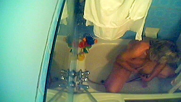 Irmã pega se masturbando com jato d'água na banheirinha