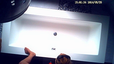 Esposa chique se masturba sozinha pega no flagra na banheira