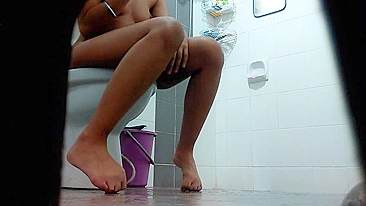 Homem não conta pra esposa que ela foi pega se masturbando no vaso