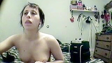 Esposa se fode sem saber que é pega se masturbando