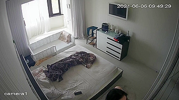 Esposa morena de peitos grandes flagrada se masturbando de manhã