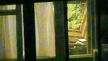 Esposa loira flagrada se masturbando perto da janela pelo vizinho pervertido