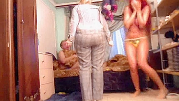 Mãe flagra filha se despindo pro pai e ela o seduz