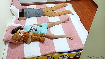 Fodendo a filhinha jovem do irmão enquanto ele dorme bêbado