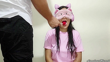 Pai pervertido engana e enfia pau na boca da filha, vídeo XXX