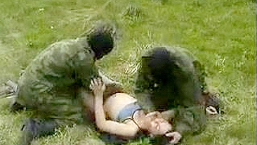 Garota forçada a foder com um estuprador enquanto outro aponta arma