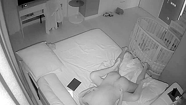 Câmera espiã da esposa pega marido fodendo babá de madrugada