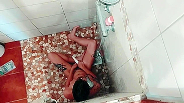 Pai instala câmera espiã no chuveiro e pega filha se masturbando