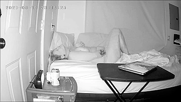 Minha mãe se masturbando na cama, gravei escondido ela gozando