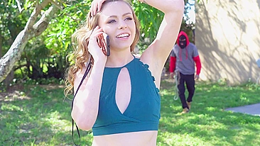 Novinha deliciosa amarrada na árvore curte cunete do tarado