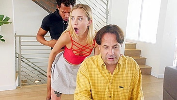 Magrela safada leva pica do namorado de quatro pelas costas do pai