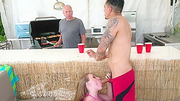 Beldade rabuda chupa o volume XXX do amigo atrás do avô