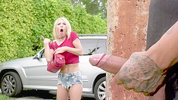 Loirinha ingênua encara tarado mascarado de pau grosso no estacionamento