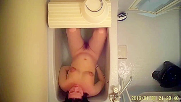 Veja minha mãe fofa se masturbando no chuveiro, flagrei ela na câmera espiã