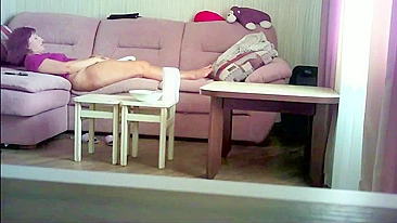 Minha mãe atraente se masturbando sozinha em casa, flagrada pela câmera escondida XXX