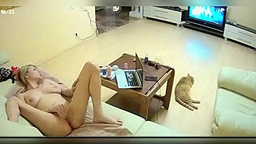 Espiando minha irmã tarada e desesperada se masturbando na cama sozinha em casa