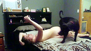 Minha esposa brinca com o cachorro e é flagrada em selfies safadas na câmera espiã