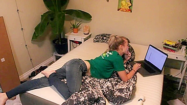 Peguei na câmera minha irmã mimada vendo pornô e se masturbando quietinha