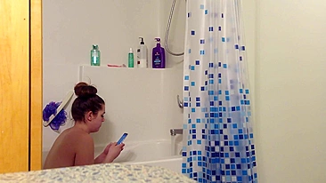 Irmãzinha teen nua no chuveiro mandando nudes pro namorado