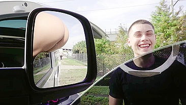 Ninfeta seduz cara amador pendurando a bunda na janela