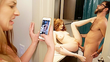 Namorada flagra o próprio namorado fodendo a meia-irmã!