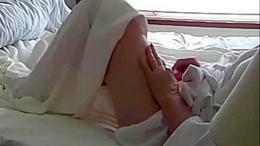 Câmera escondida! Minha mãe sozinha se masturbando no sofá