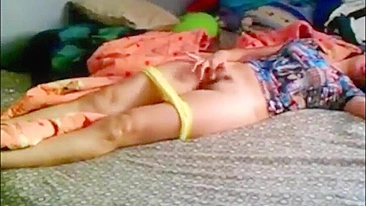 Minha mãe madura gostosa se trocando e se masturbando na câmera espiã