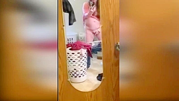 Tô me masturbando pra você enquanto o corno do marido dorme