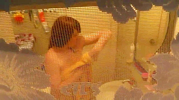 Mãe vai pro banheiro e se masturba, enteado espia ela