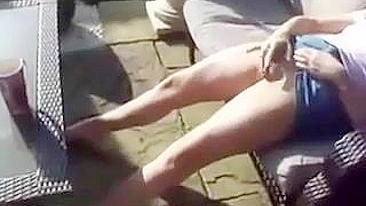 Mãe madura safada se masturba e goza no quintal. Câmera escondida