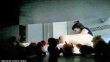 Esposa tarada se masturba e goza sozinha em casa. Câmera escondida