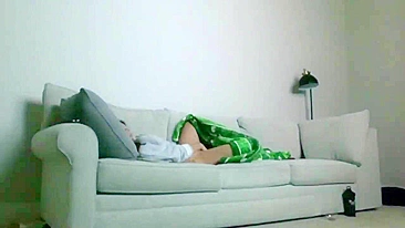 Finalmente peguei minha esposa se masturbando em câmera escondida