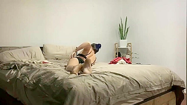 Câmera espiã pega mina se masturbando