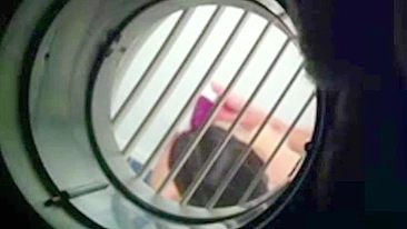 Câmera espiã no ventilador de teto flagra esposa se masturbando