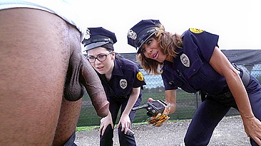 Policial madura e colega mamam pau preto do criminoso ao ar livre