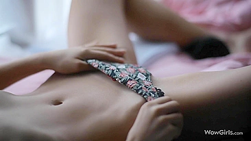 Vídeo solo sensual de gata nua tocando a xota na cama