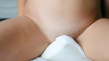 Novinha com buceta pra fora tenta masturbação com travesseiro e goza de perto