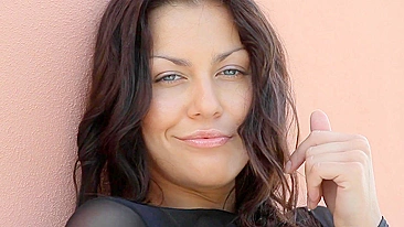 Gata esbelta após boquete safado é fodida ao ar livre