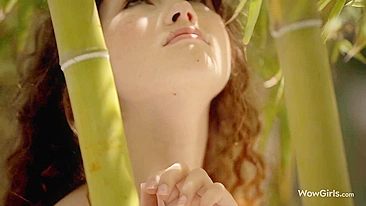 Câmera não assusta a gata pelada que mostra as partes quentes