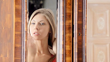 Cara fode o cuzinho da nua de quatro depois de atiçá-la