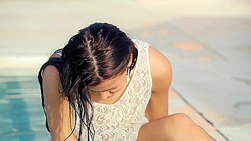 Garota nua molhada adora ter o cu furado na piscina