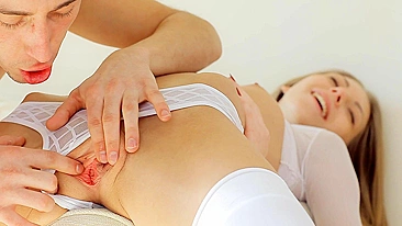 Vizinho tem pauzão chupado pela gata pelada