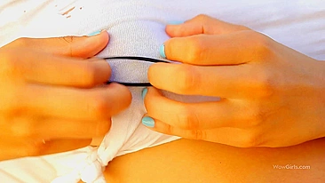 Gatinha pelada incrível mostra peitões XXX e buceta lisinha