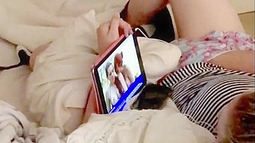 Câmera escondida XXX, minha esposa safada se masturbando vendo pornô