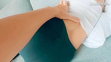 Siririca no sofá vira sexo gostoso pro casal