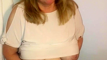 Mamãe safada de peitões se masturbando em pé